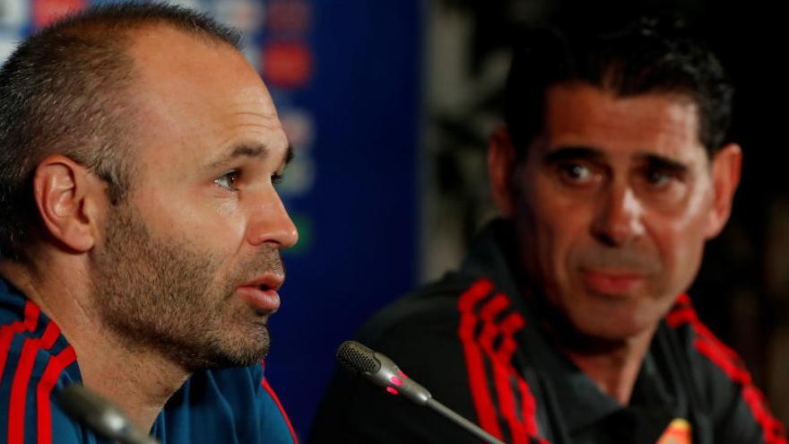 Iniesta en la rueda de prensa junto a Fernando Hierro.