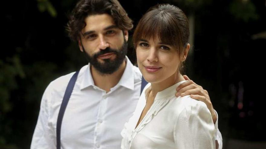 Los actores Álex García y Adriana Ugarte, protagonistas de la serie &#039;Habitaciones cerradas&#039;.