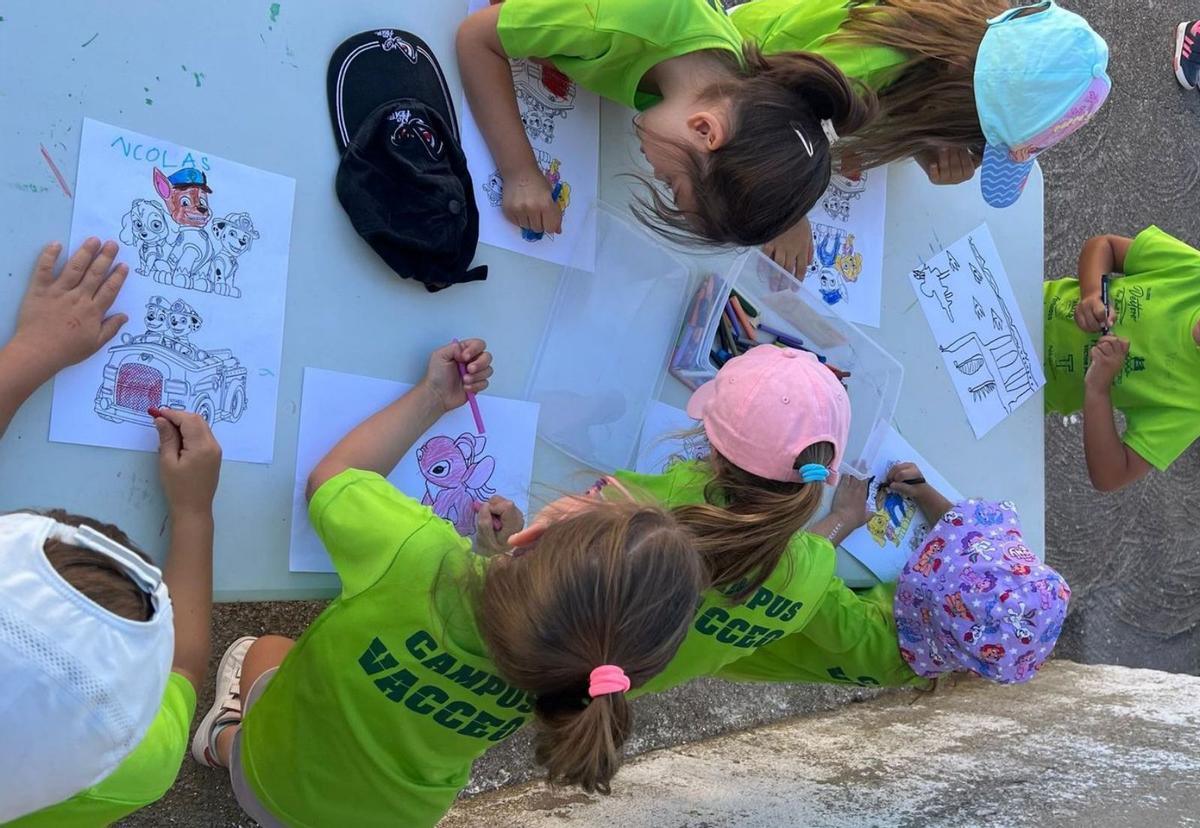 Algunos de los niños pintan dibujos durante una de las actividades. | C. T.