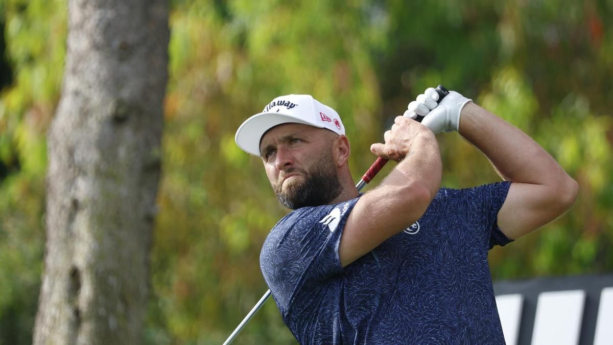 El jugador español, Jon Rahm, lanza su bola en la salida del hoyo 8 en el campo de Valderrama en San Roque (Cádiz)