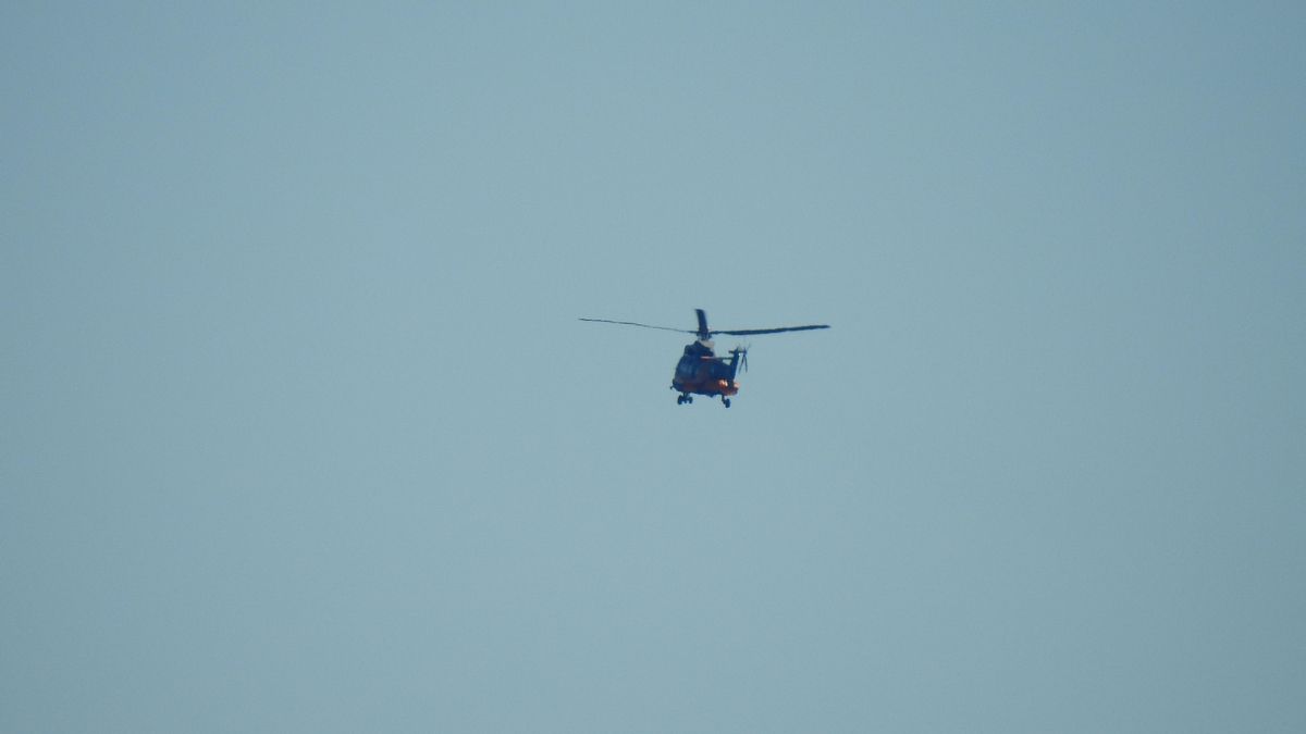 Un helicóptero de la Fuerza Aérea griega de camino a Samos para luchar contra el incendio.