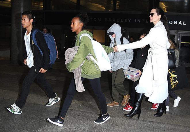 Angelina Jolie con sus hijos en el aeropuerto de Los Ángeles