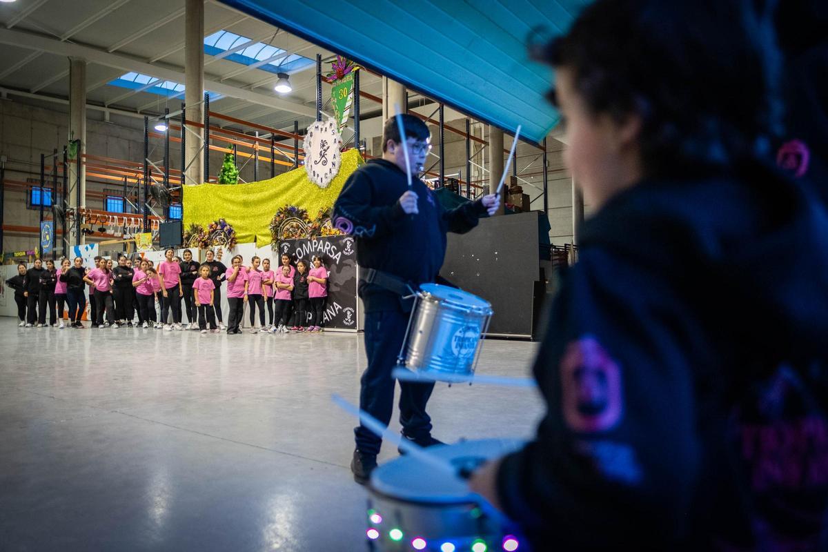 Miembros de la batucada de Tropicana infantil junto a los integrantes del cuerpo de baile.