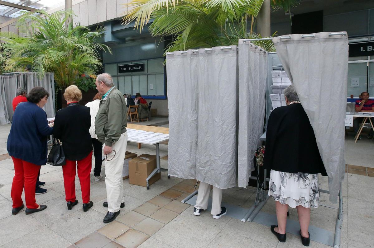 Colegio electoral en la lonja del concello de Vigo en las pasadas elecciones autonómicas.
