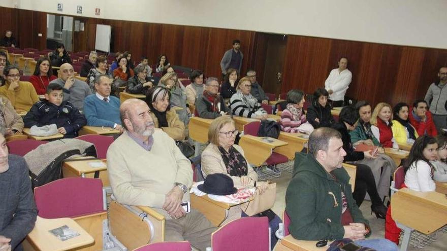 Público asistente á representación de &quot;Rosalía unha vida&quot;, onte, no instituto Illa de Tambo. // S.A.