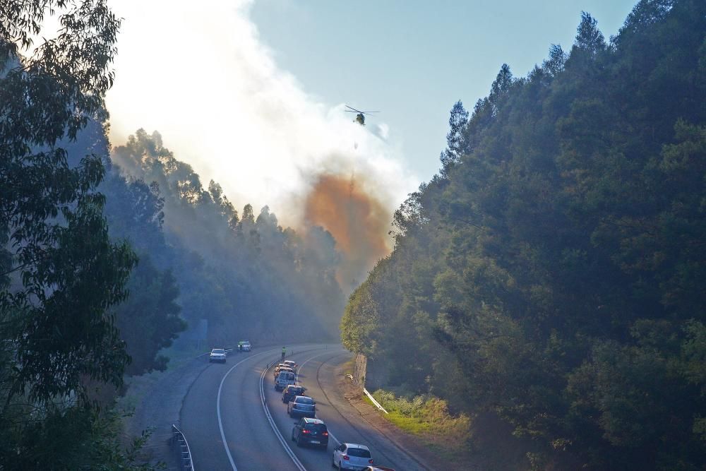 Un nuevo incendio en Cangas provoca cortes de tráfico en el Corredor do Morrazo