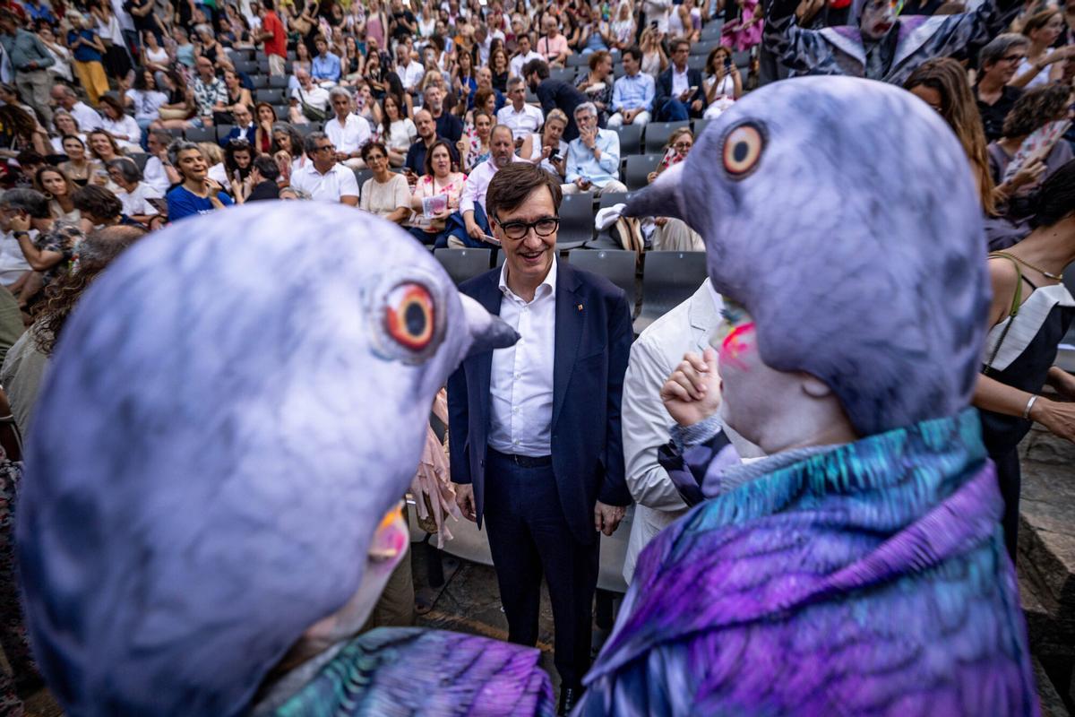 Las palomas a escala humana que acompañan esta versión de Marta Pazos de 'L'Òpera de tres rals' saludan al president Illa, este lunes en la inuaguración del festival.
