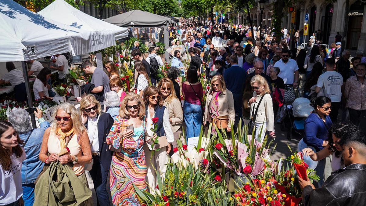 Sant Jordi llena las calles de Barcelona