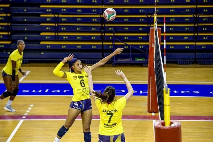 25-02-20 DEPORTES. CENTRO INSULAR DE LOS DEPORTES. LAS PALMAS DE GRAN CANARIA. Entrenamiento y foto de grupo del equipo femenino de volleyball IBSA 7 Palmas.    Fotos: Juan Castro.  | 25/02/2020 | Fotógrafo: Juan Carlos Castro