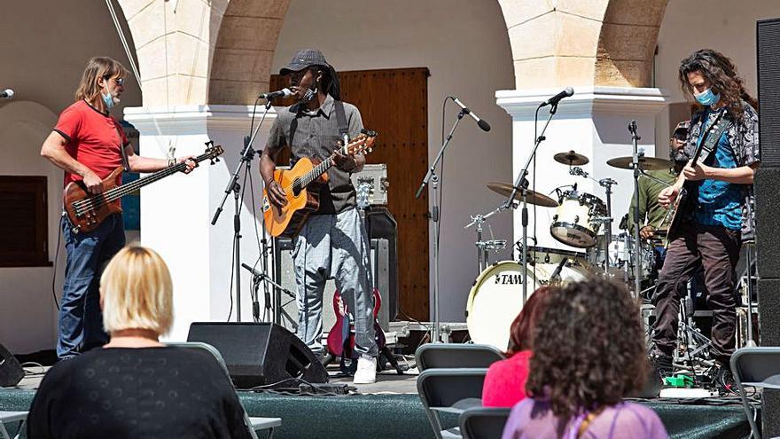 Concierto ofrecido por Shakatribe en la plaza de España. 