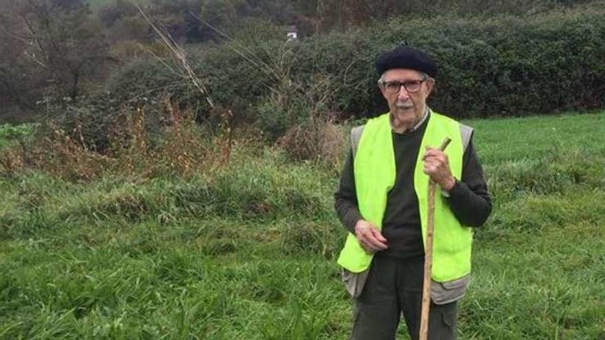 Angelín el de La Moda, de 98 años, ante la hembra de jabalí que abatió el sábado entre Parres y Cangas de Onís.