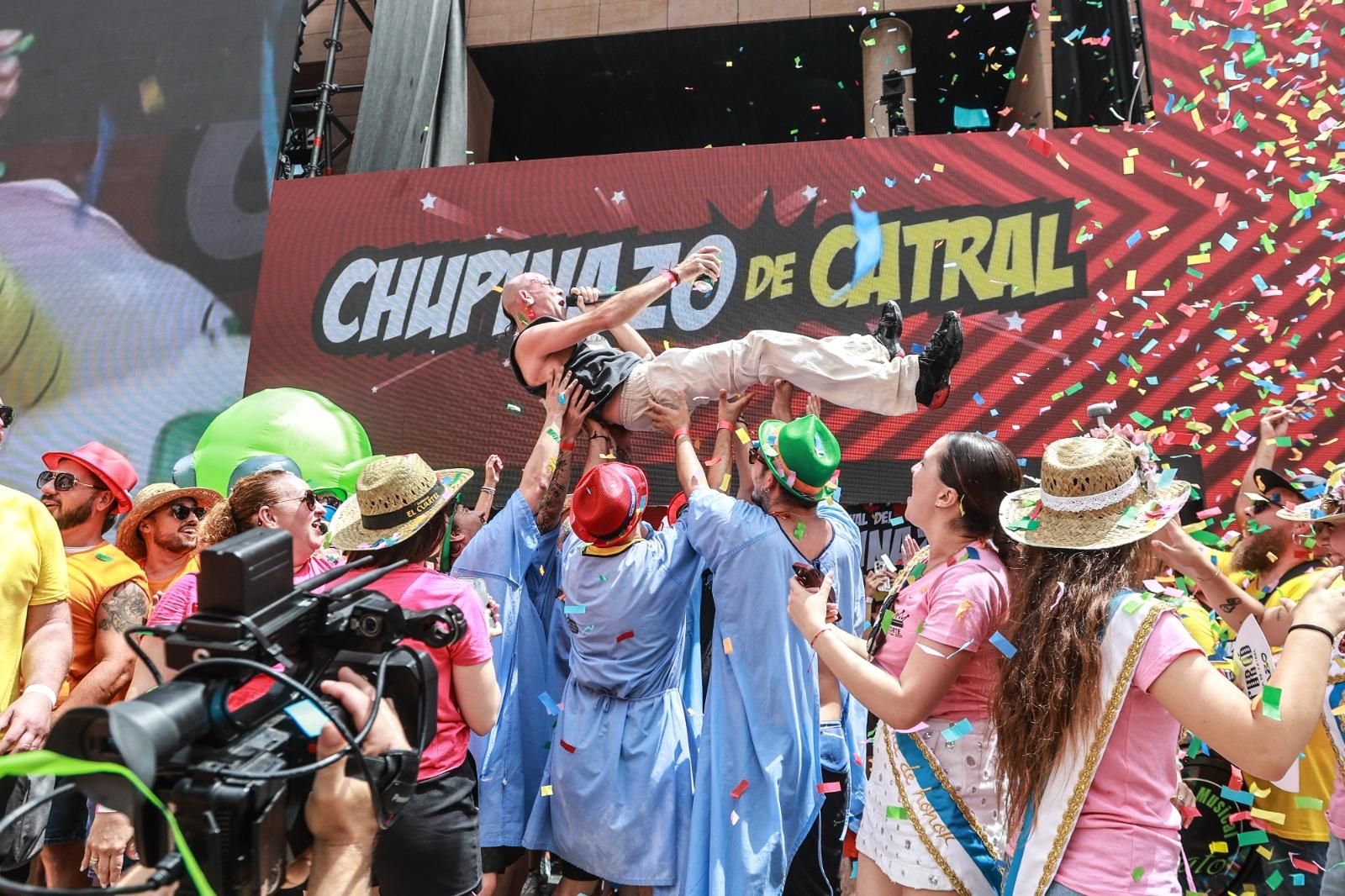 El primer Chupinazo, el de Catral, arranca el ciclo de fiestas veraniegas de los pueblos de la Vega Baja