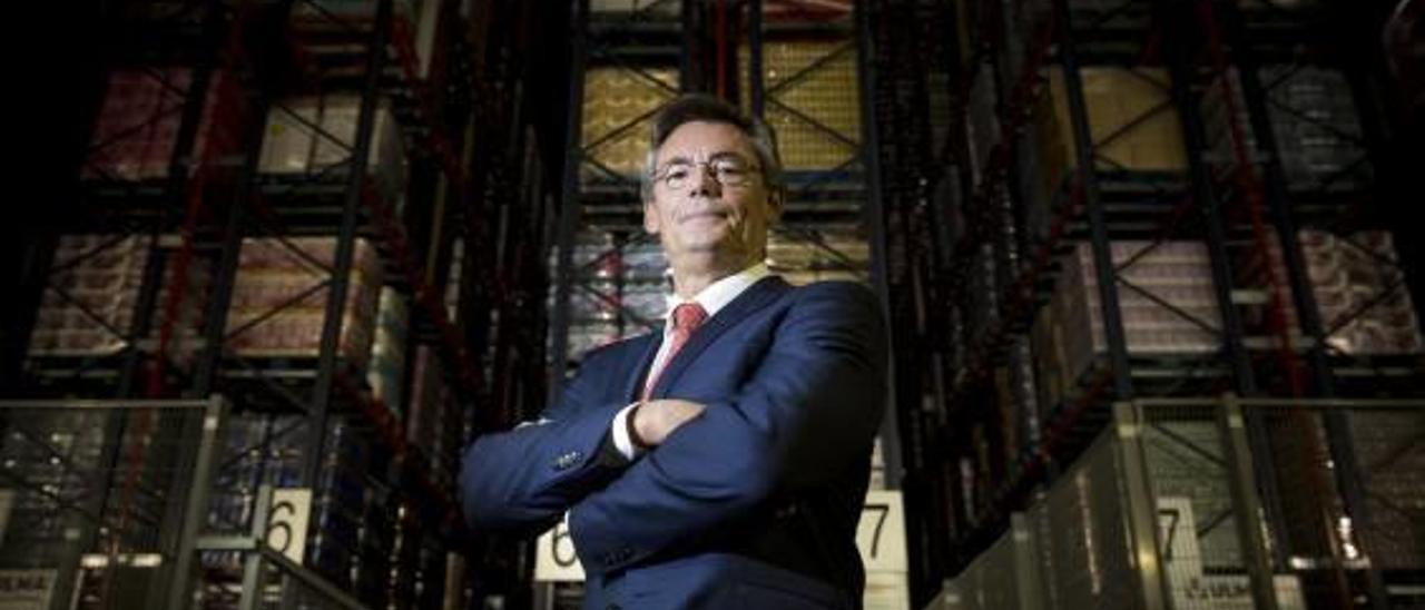 Juan Luis Durich, director general de Consum desde 1993, en el interior del almacén de Silla.