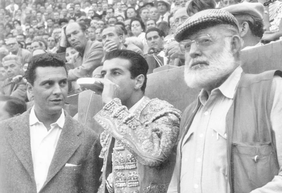 Ernest Hemingway, a la derecha, en los toros.