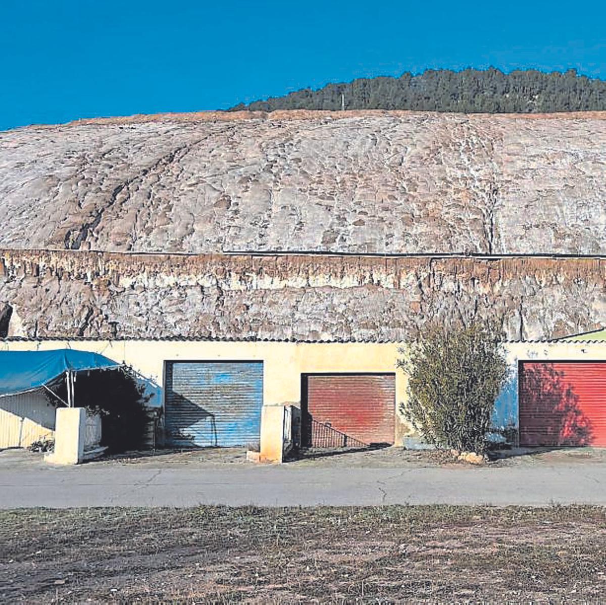 El runam salí petit de fons amb garatges del barri miner de la Botjosa de Sallent al davant