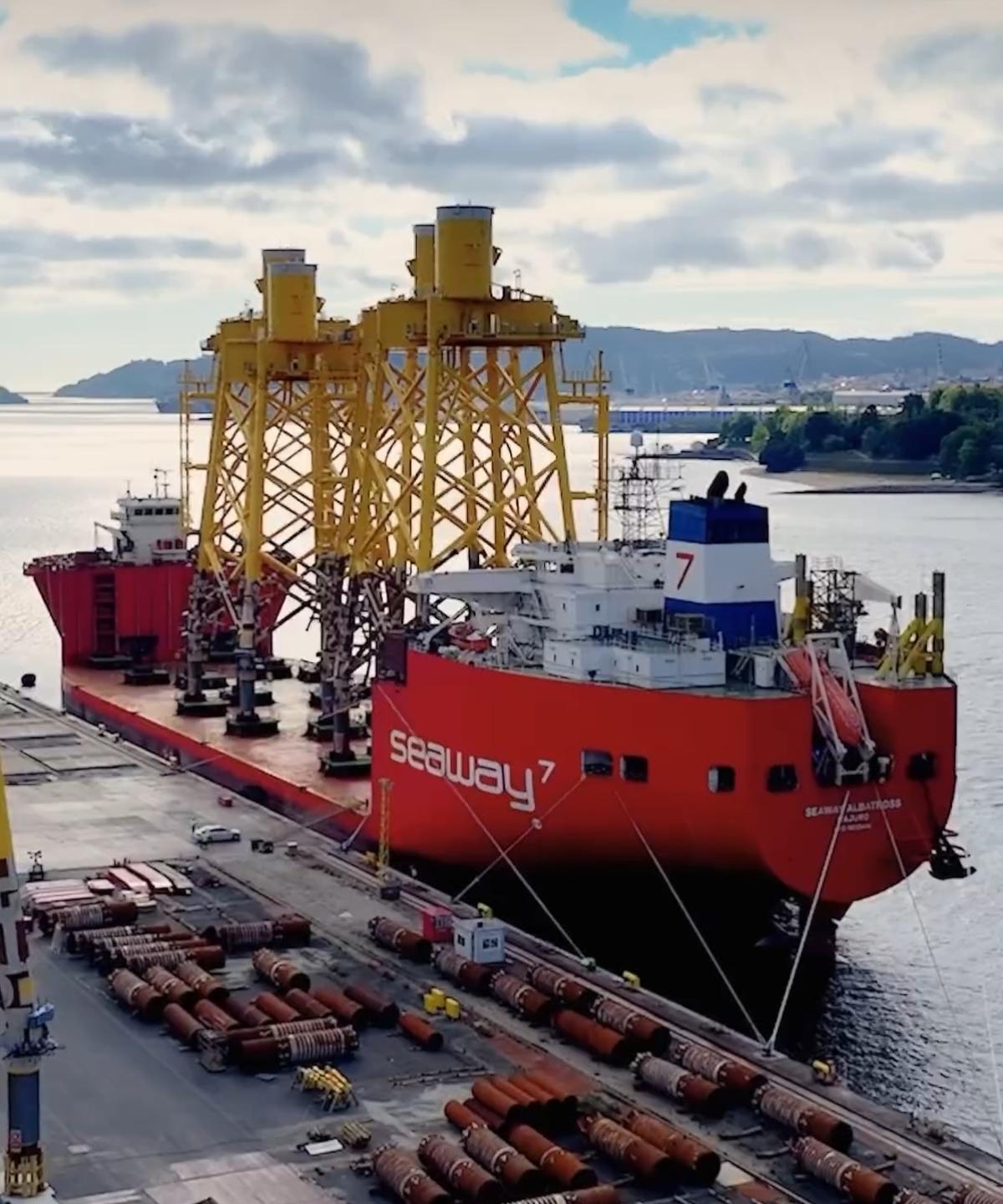 Parte del material embarcado antes de la salida de la pieza del astillero de Fene.