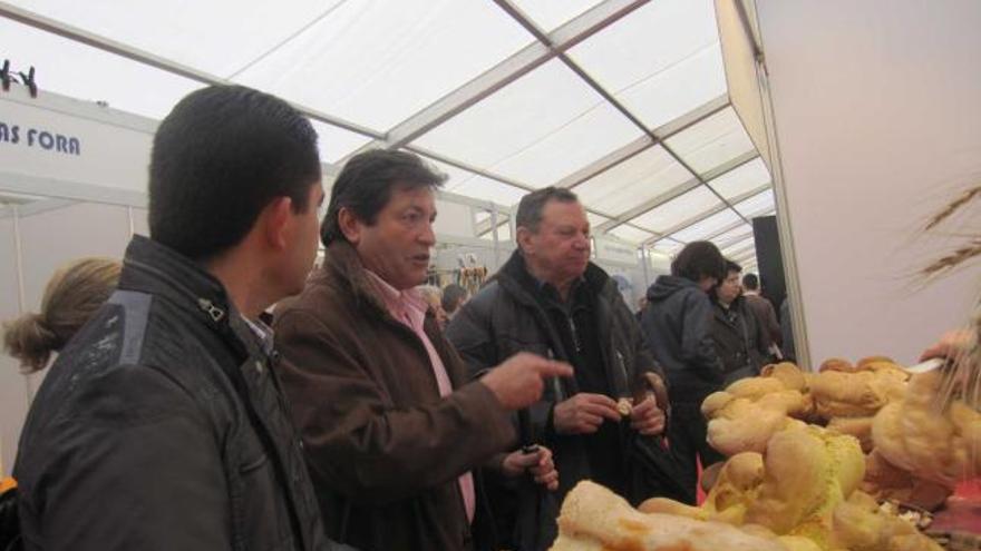 Javier Fernández, entre el concejal salense Alberto Díez de Tejada y el ex alcalde José Manuel Menéndez.