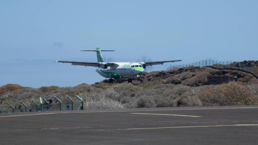 Un ATR 72-600 en el momento de tomar tierra en el aeropuerto de Los Rodeos.