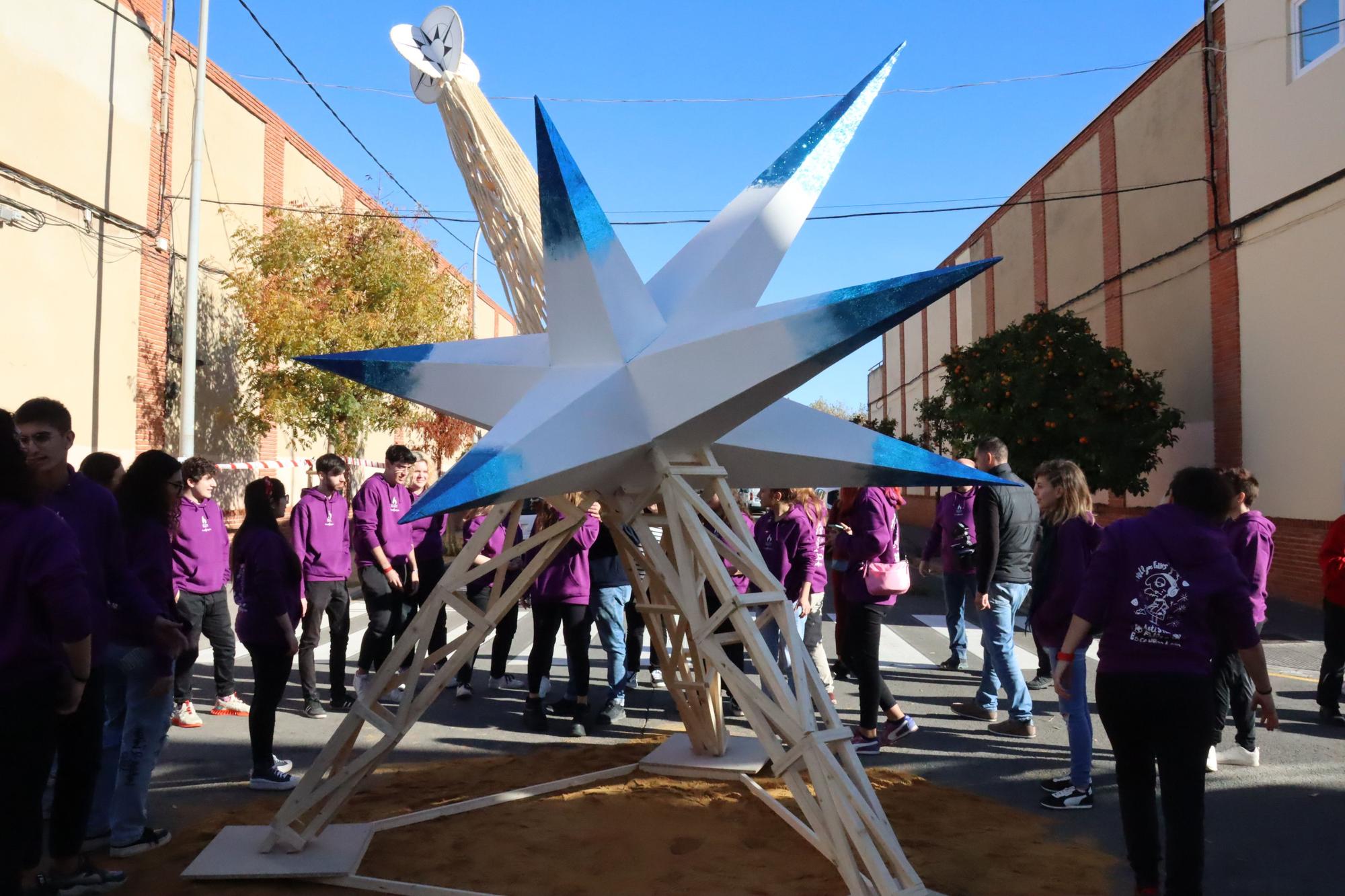 Así ha sido la "plantà" del "Pi de Nadal", la última Falla del año en València