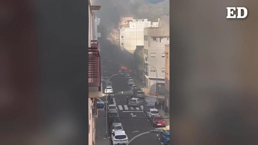 Un fuerte olor a quemado y humo negro alertan a los vecinos de Santa Cruz de Tenerife por un incendio en la vía pública