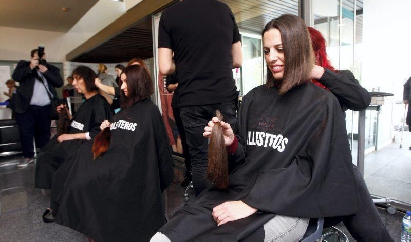 Más de 70 mujeres se cortan el pelo en la Quirón para sumarse a la lucha contra el cáncer
