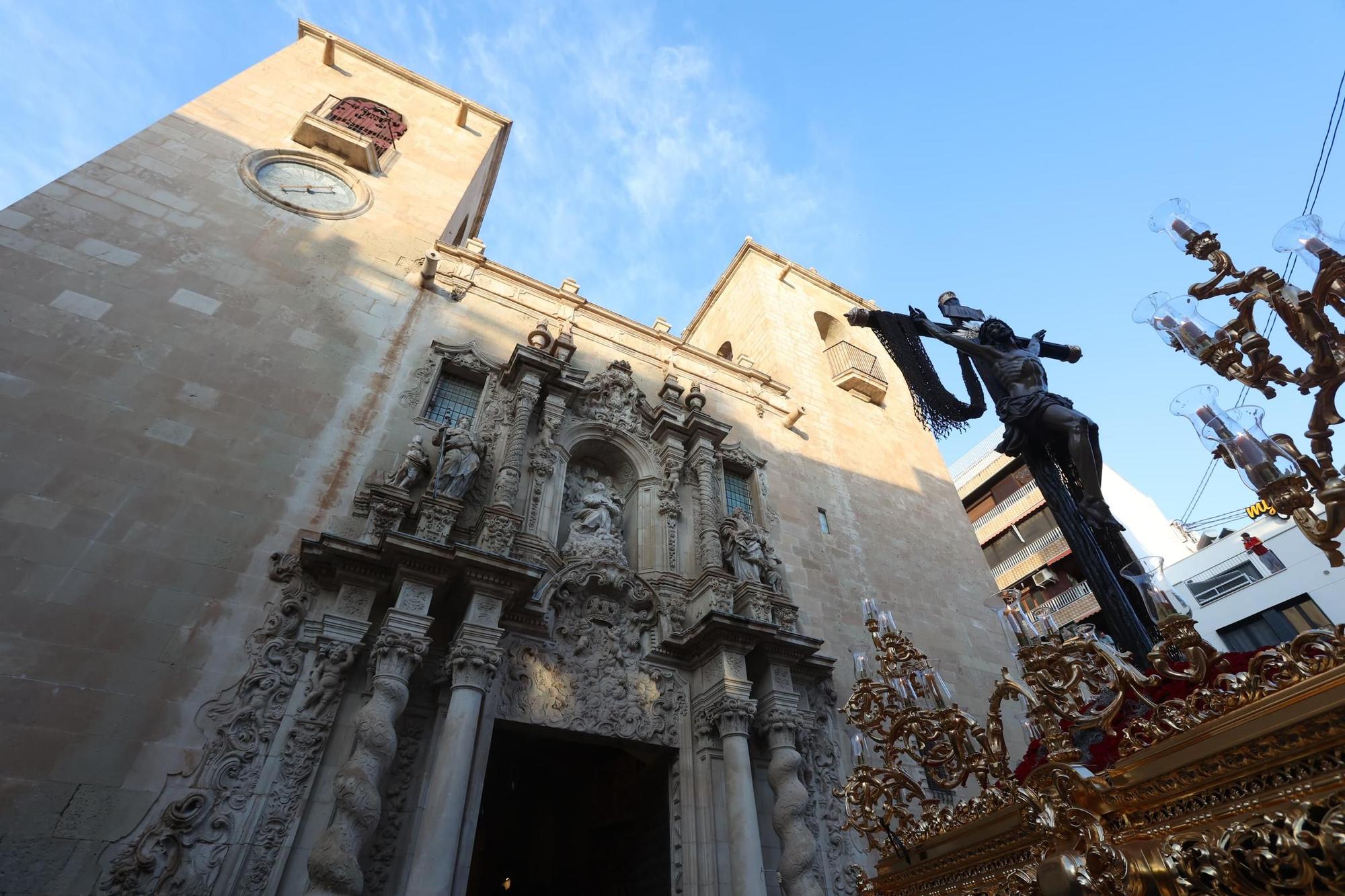 La Hermandad Cristo del Mar recorre el Casco Antiguo de Alicante este Martes Santo
