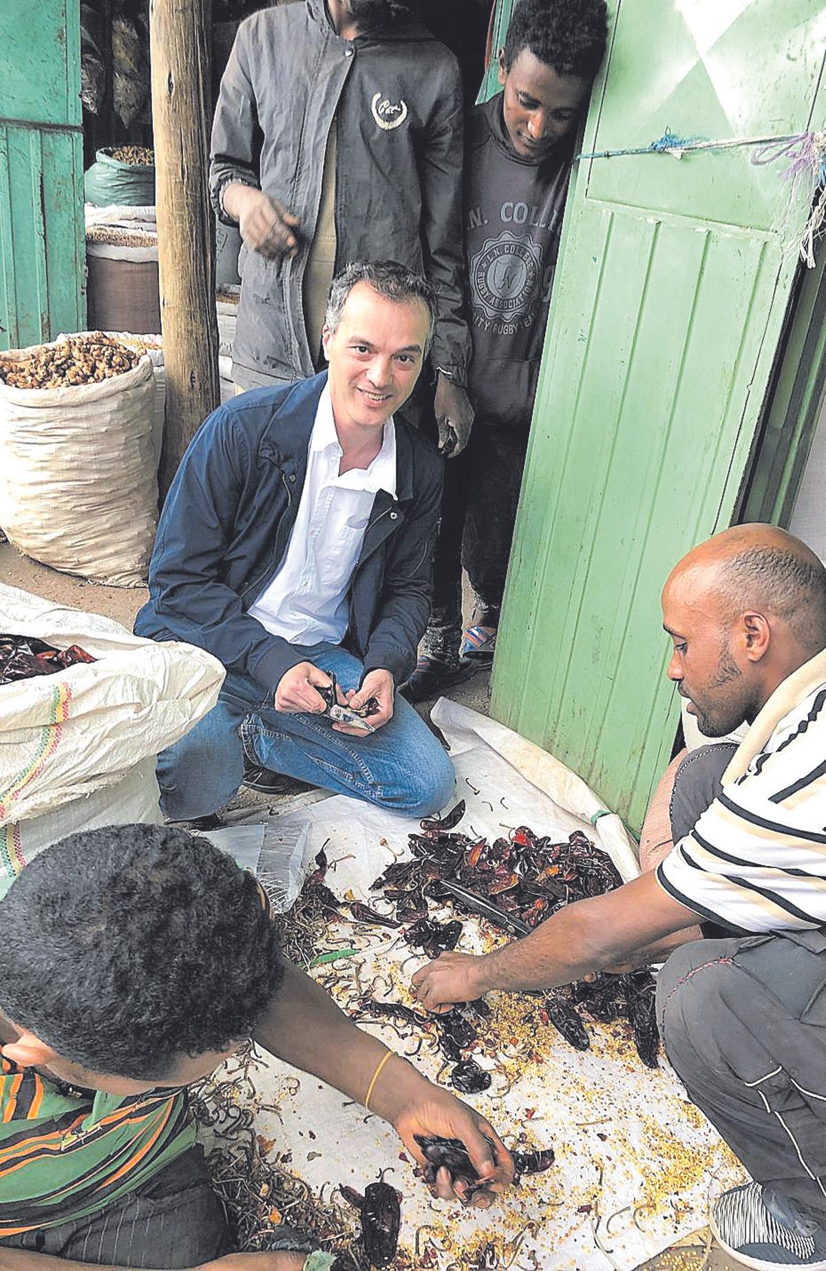 Reside habitualmente entre África y América del Sur.