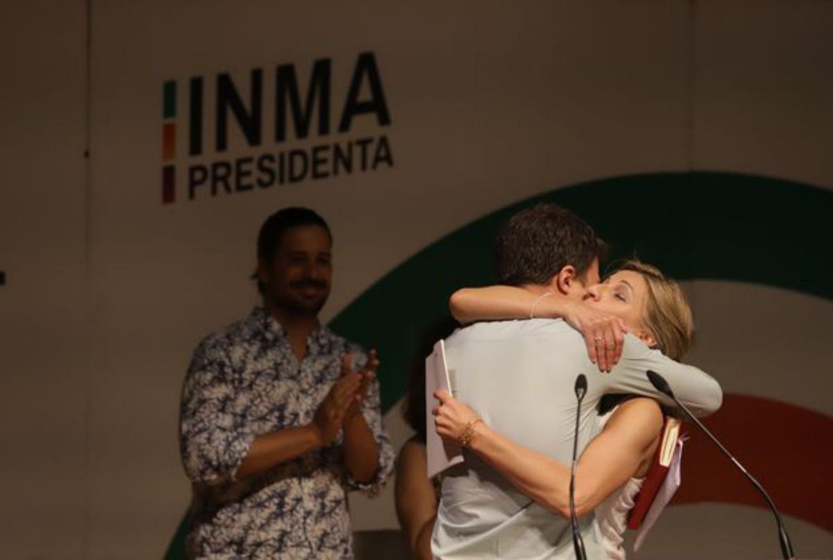 Iñigo Errejón y Yolanda Díaz se funden en un abrazo.