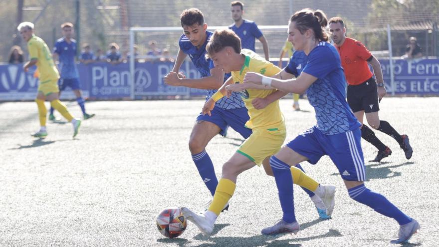 Dos jugadores del Covadonga acosan a un jugador del Fabril, ayer, en el Juan Antonio Álvarez Rabanal. | Miki López