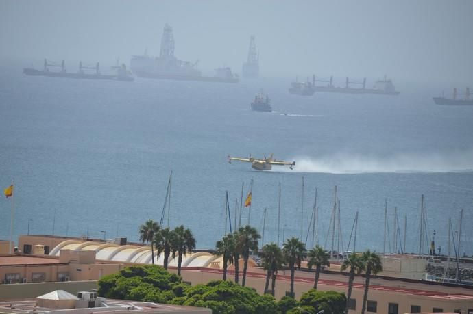 Los hidroaviones cargan agua en el Puerto de Las Palmas - Incendio Gran Canaria 2019