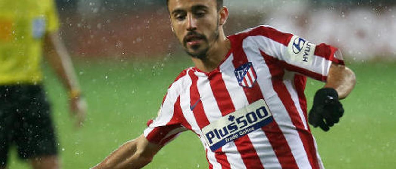 Óscar Clemente, con la camiseta del Atlético de Madrid, en el partido con el que debutó en LaLiga frente al Eibar en enero del presente año.