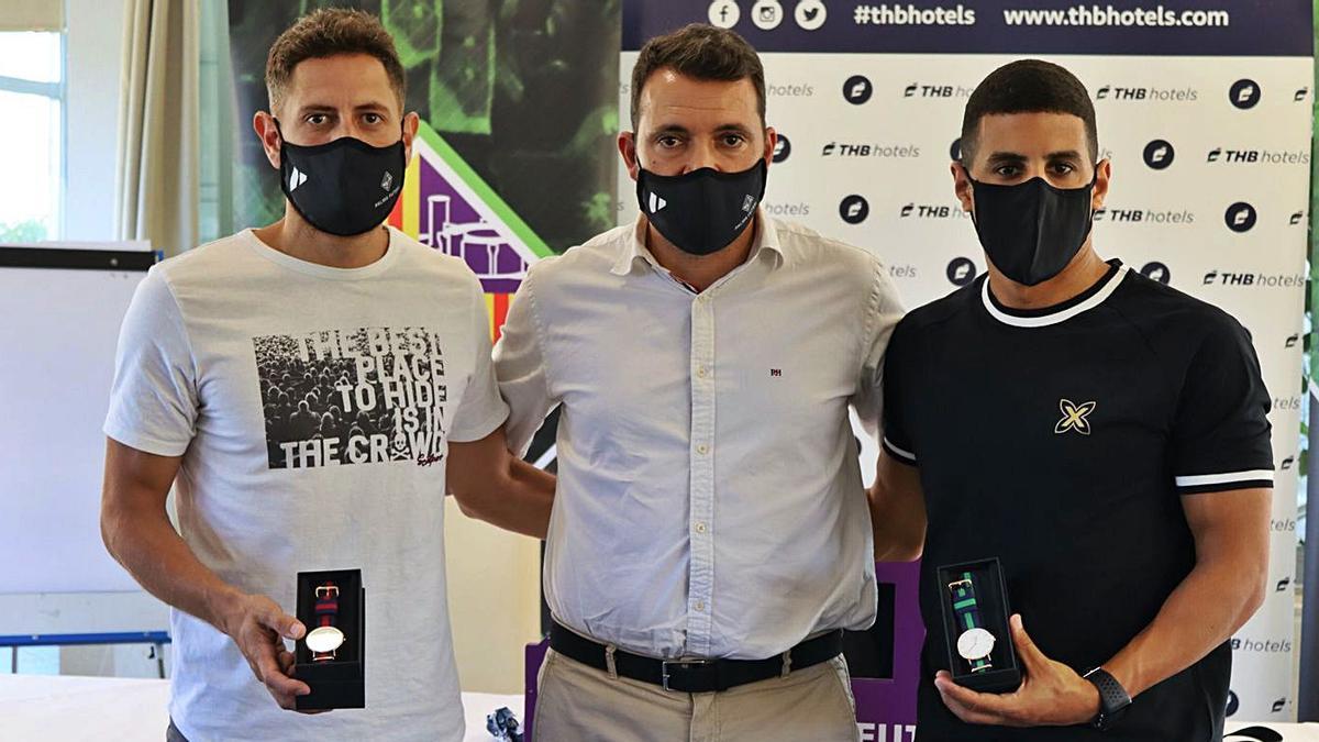 Rafa López, José Tirado y Hamza posan tras la rueda de prensa para despedirse del club. | PALMA FUTSAL