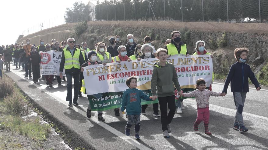 Unas 250 personas reclaman &quot;otro proyecto de restauración&quot; para la cantera de sa Garrigueta