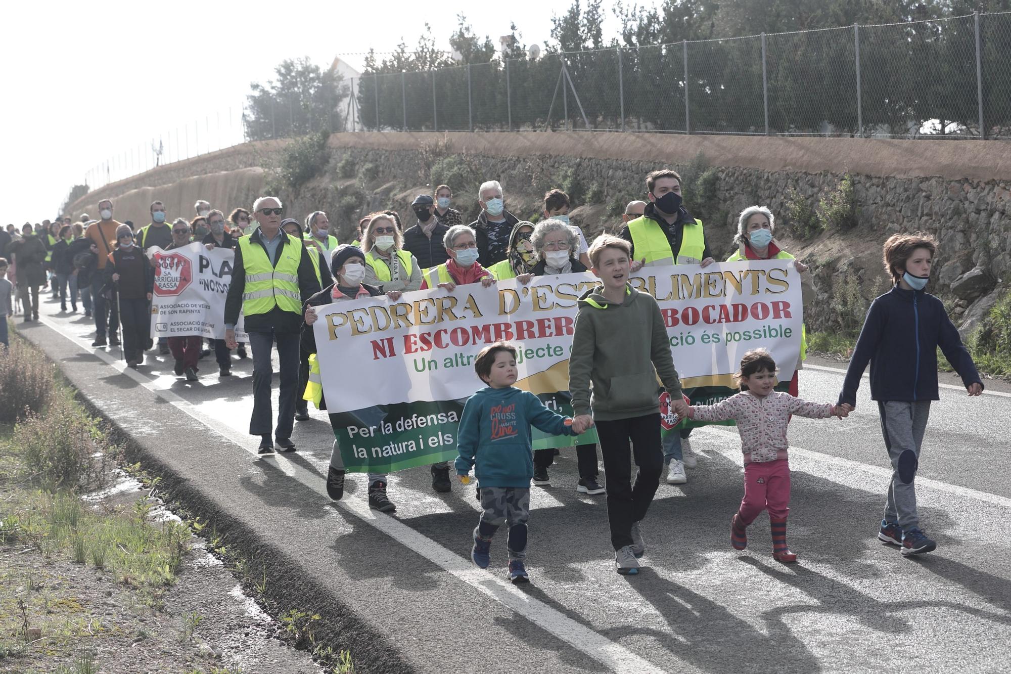 Unas 250 personas reclaman "otro proyecto de restauración" para la cantera de sa Garrigueta