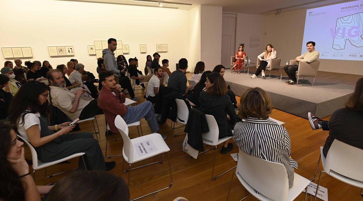 Pilar Palomero, ayer, en el encuentro con el público vigués tras la proyección de "Los destellos" en el MARCO.