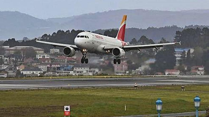 Un avión en la pista del aeropuerto de Alvedro.