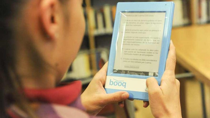 Una joven lee a través de un libro digital.