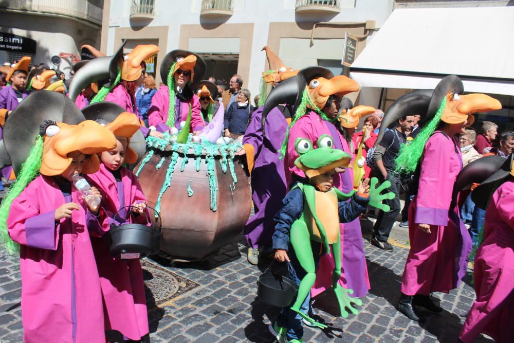 La rua escolar de la Santa Creu torna a enlluernar