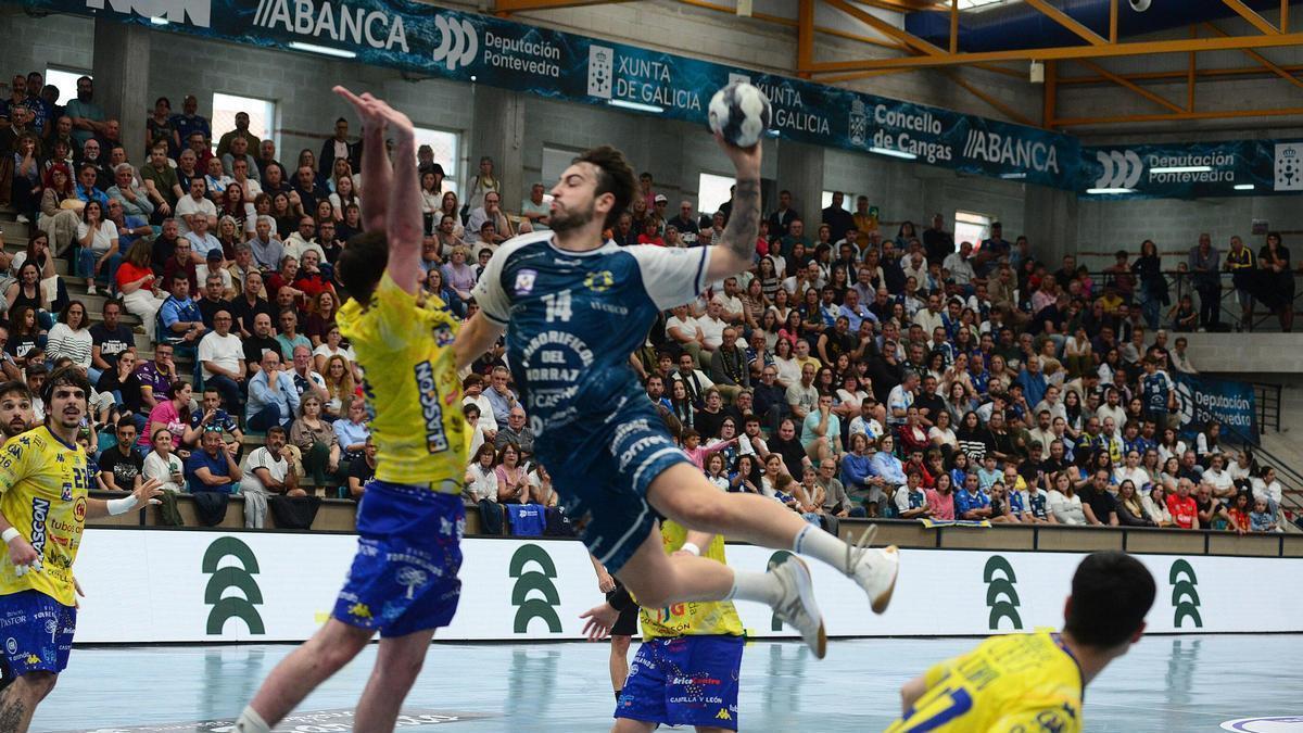 El jugador del Frigoríficos del Morrazo Martín Gayo se dispone a lanzar en uno de los cinco goles, sin fallo, que consiguió este domingo ante el Villa de Aranda en el pabellón de O Gatañal.