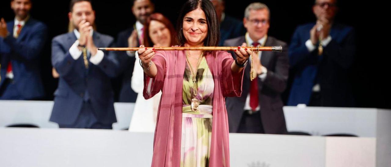 Carolina Darias, alcaldesa de Las Palmas de Gran Canaria, con el bastón de mando, ayer en el teatro Pérez Galdós. | | E.D.
