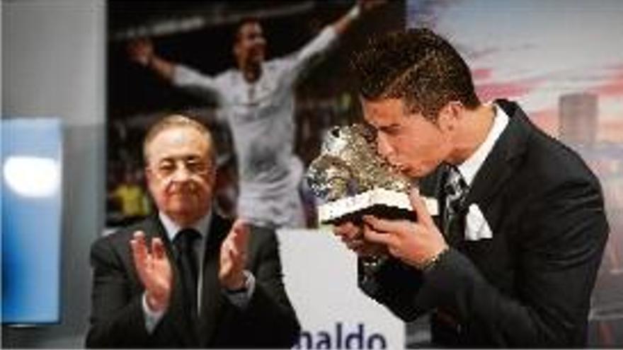 Florentino aplaudeix Ronaldo durant l&#039;homenatge d&#039;ahir al Bernabéu.