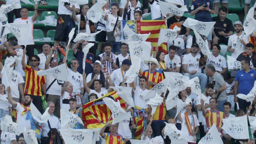 Una aficionada denuncia que la Policía le impidió entrar con su camiseta al Barcelona - Valencia