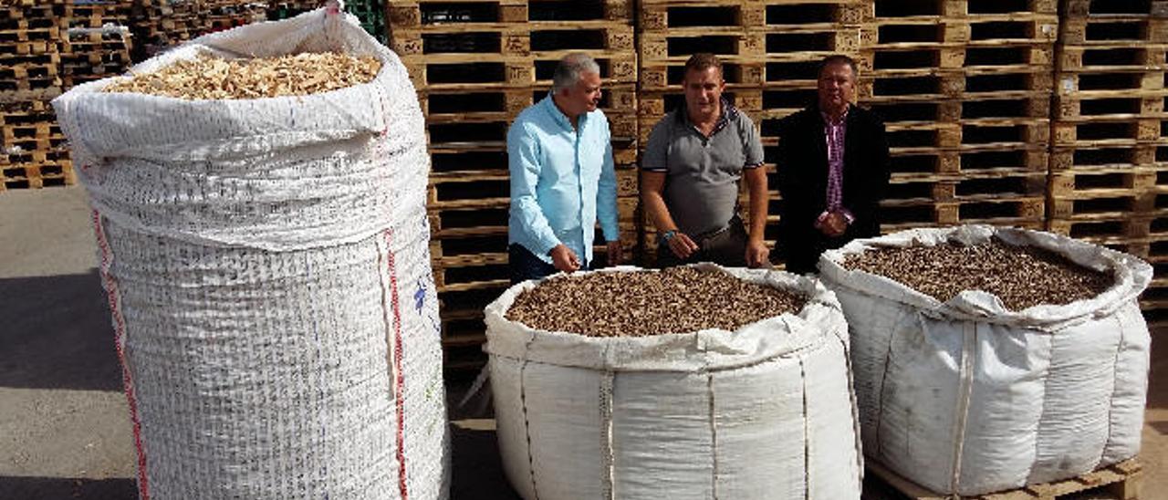 Gerardo García, tesorero de la asociación; a la izquierda, el presidente, Pedro Espino (centro); y el vocal Juan Ojeda.