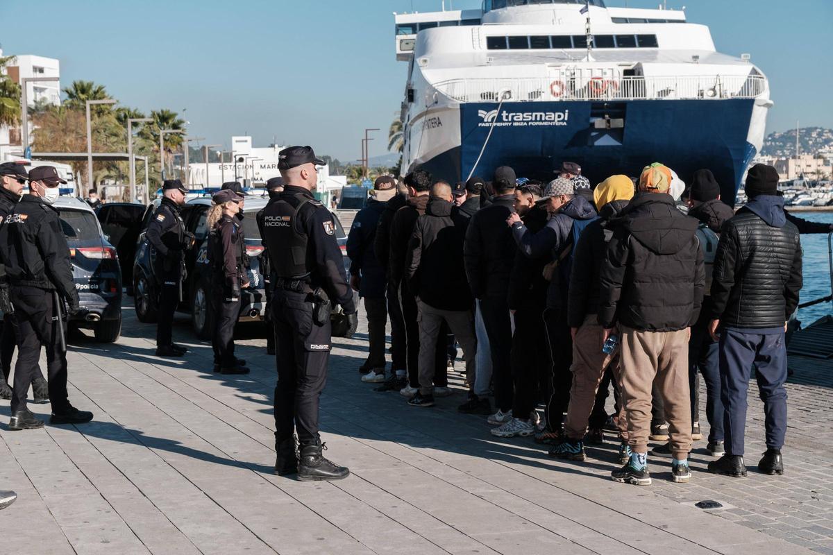 Migrantes llegados a Formentera en patera son trasladados a Ibiza