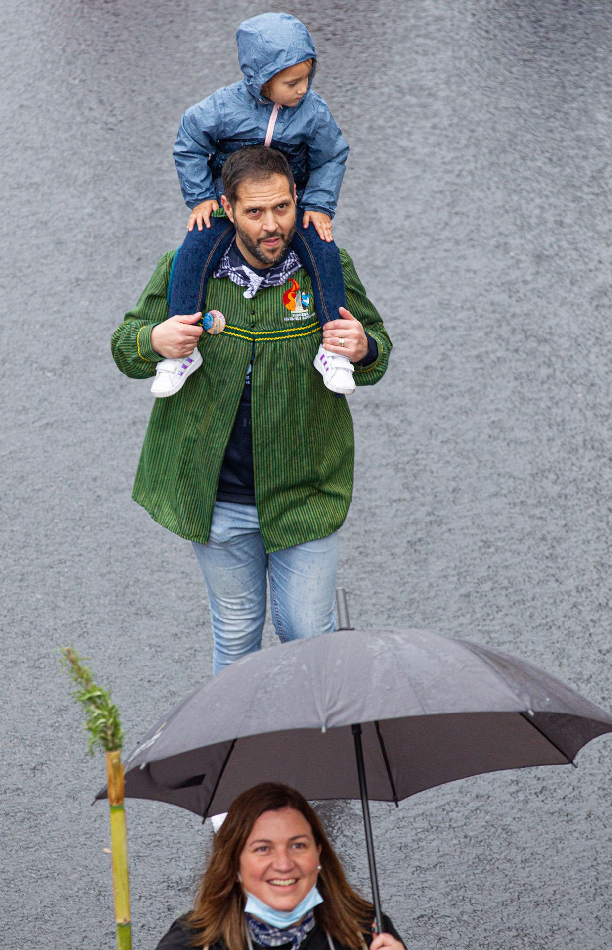 La lluvia no puede con la tradición