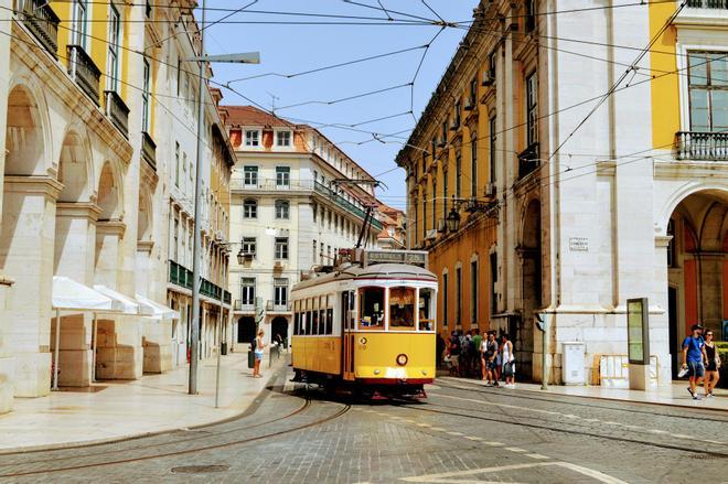 Tranvía típico por las calles de Lisboa