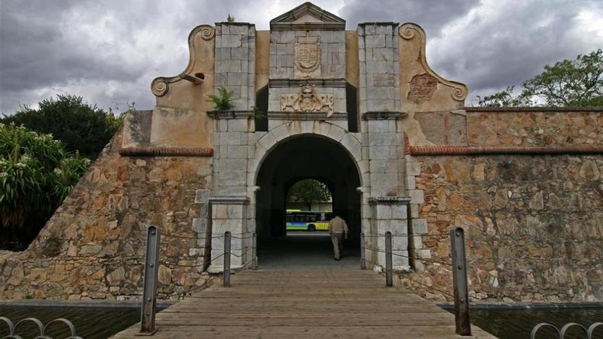 Denuncian destrozos en la puerta del Pilar de Badajoz