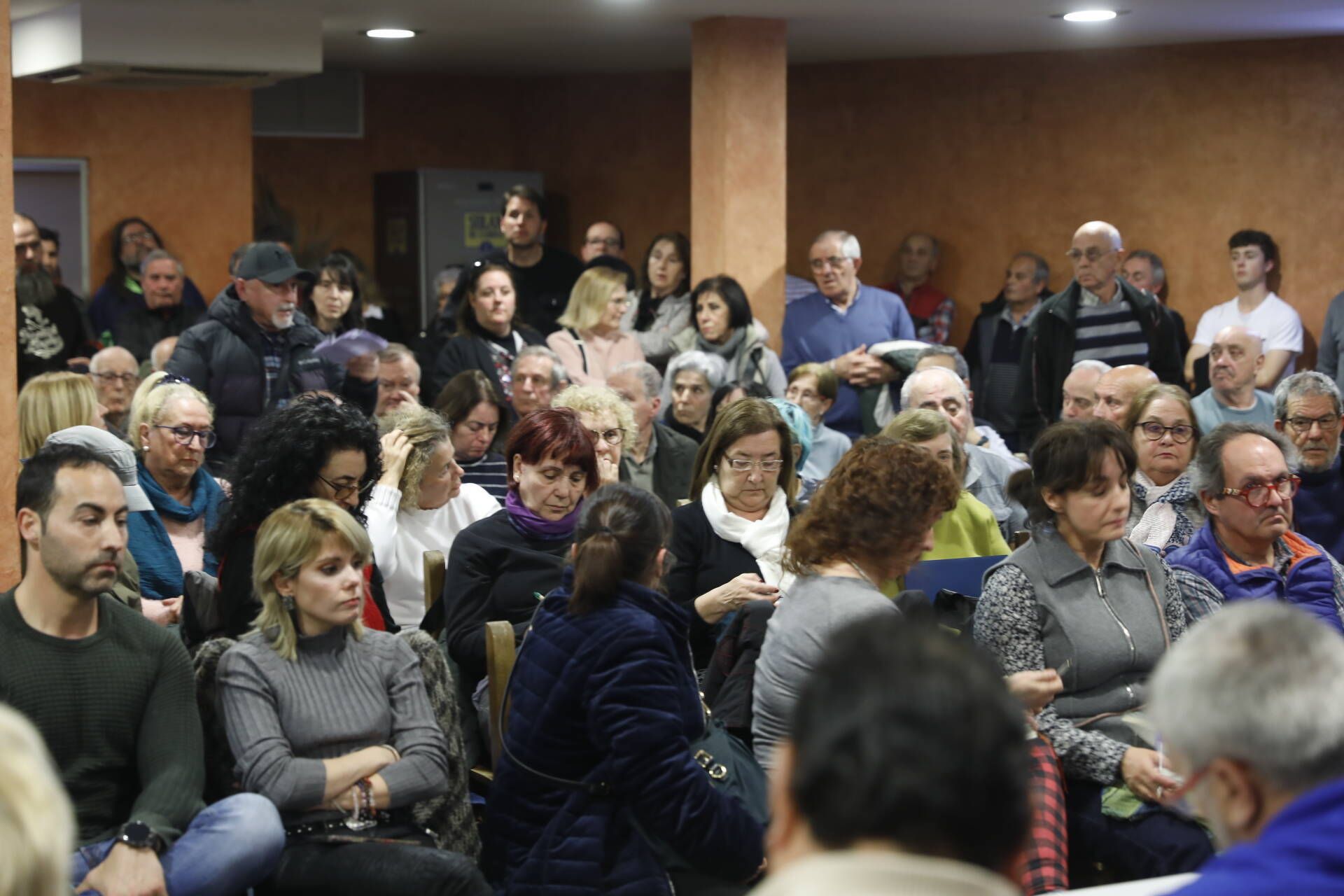 La multitudinaria asamblea vecinal por el vial de Jove, en imágenes