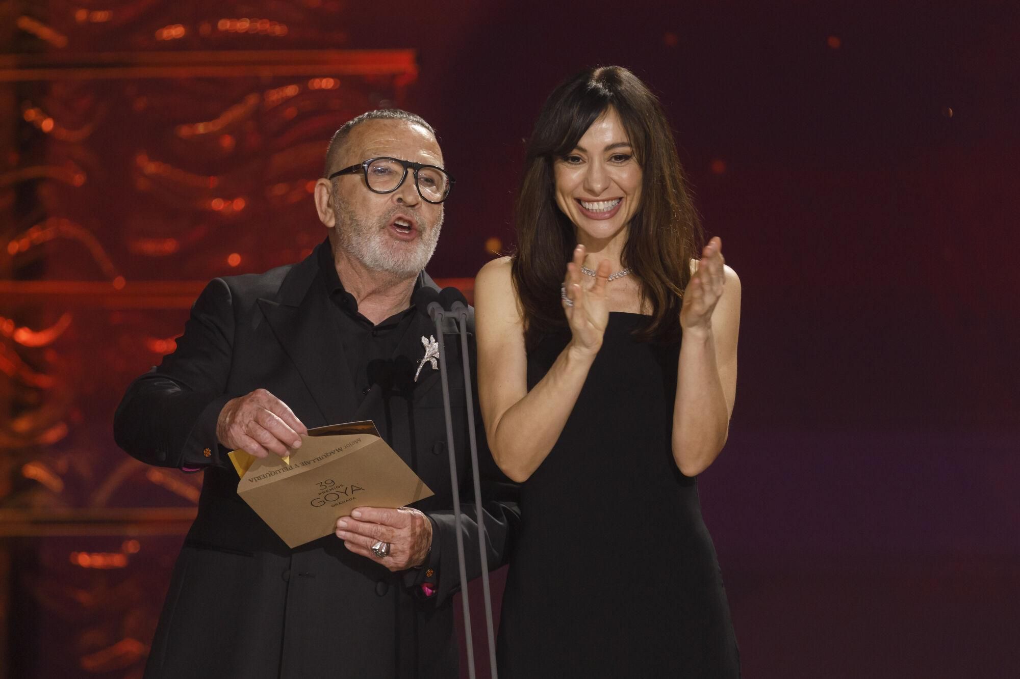 La actriz Natalia Verbeke y el estilista Antonio Panizza, entregan el Goya a Mejor Maquillaje y Peluquería, durante la gala de entrega de la 39º edición de los Premios Goya, en el Palacio de Exposiciones y Congresos de Granada, a 8 de febrero de 2025, en Granada, Andalucía (España). Los galardones son otorgados de manera anual por la Academia de las Artes y las Ciencias Cinematográficas de España (AACCE) con el objetivo de premiar a los mejores profesionales en cada una de las distintas especialidades tanto técnicas como creativas del cine español. 08 FEBRERO 2025 Álex Cámara / Europa Press 08/02/2025. Natalia Verbeke;Álex Cámara;