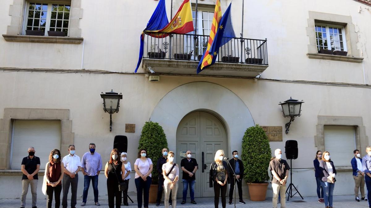 Los concejales de Esplugues realizan un minuto de silencio frente al Ayuntamiento por el asesinato de una mujer víctima de la violencia machista